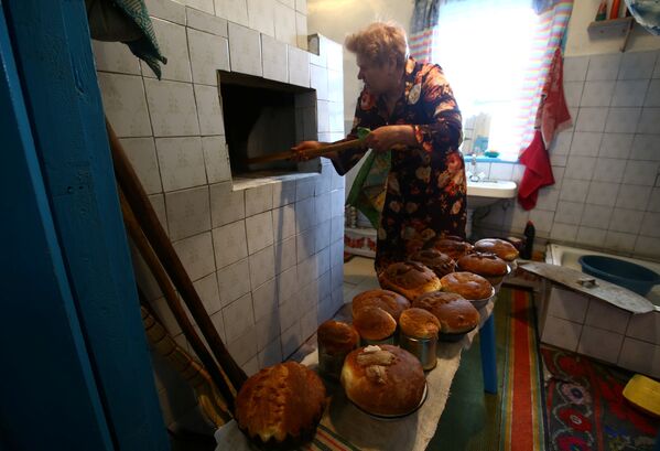В белорусской деревне Погост пасхальные куличи готовят по старинным рецептам в печах - Sputnik Литва