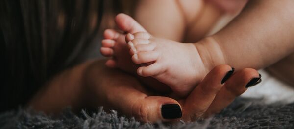 Младенец на руках Младенец на руках - Sputnik Литва