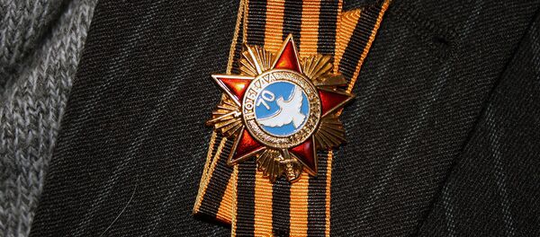 Памятный орден и георгиевская ленточка на лацкане ветерана Великой Отечественной войны - Sputnik Литва