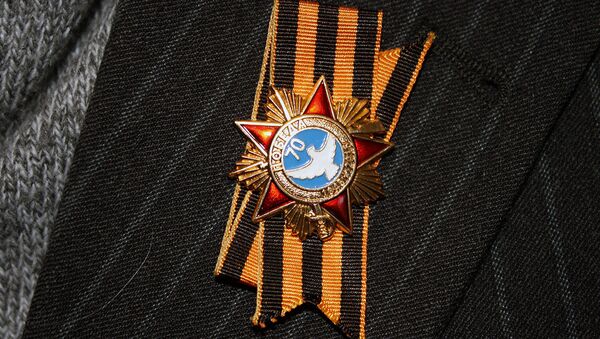 Памятный орден и георгиевская ленточка на лацкане ветерана Великой Отечественной войны - Sputnik Lietuva