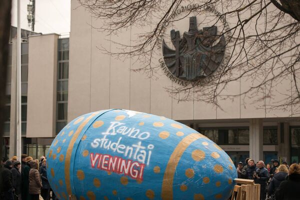 По Каунасу прокатили яйцо-гигант По Каунасу прокатили яйцо-гигант - Sputnik Lietuva