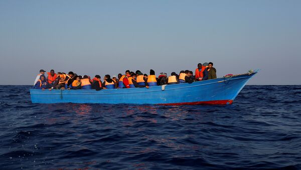 Мигранты в лодке - Sputnik Lietuva