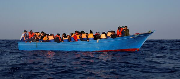 Мигранты в лодке - Sputnik Литва