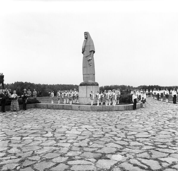 Памятник Мать в селе Пирчюпис - Sputnik Lietuva