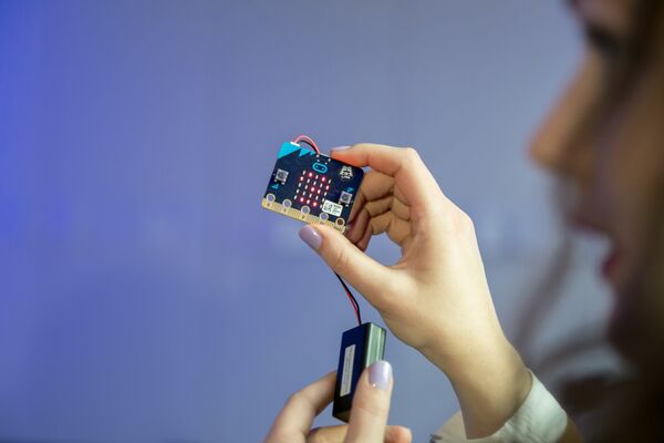 Micro:bit компьютер в руках ребенка Micro:bit компьютер в руках ребенка - Sputnik Литва