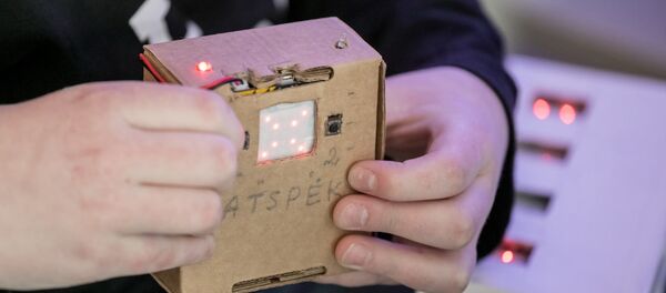 Ребенок показывает свое изобретение - Sputnik Литва