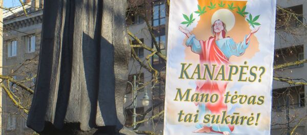 Около 300 жителей литовской столицы собрались в скверике на площади Независимости по поводу Международного дня конопли. Около 300 жителей литовской столицы собрались в скверике на площади Независимости по поводу Международного дня конопли. - Sputnik Lietuva