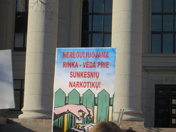 Надпись на плакате: Нерегулируемый рынок ведет к более тяжелым наркотикам Надпись на плакате: Нерегулируемый рынок ведет к более тяжелым наркотикам - Sputnik Литва