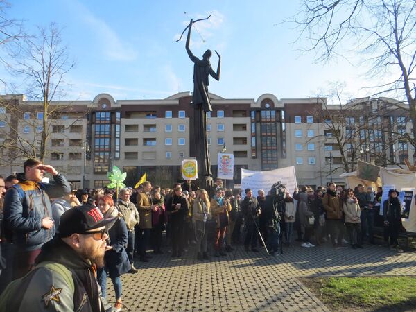 Митинг на площади Независимости прошел оживленно, но вполне миролюбиво Митинг на площади Независимости прошел оживленно, но вполне миролюбиво - Sputnik Литва