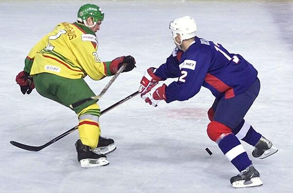 Литовский хоккеист Дмитрий Бернатавичюс против француза Филиппа Бозона Литовский хоккеист Дмитрий Бернатавичюс против француза Филиппа Бозона - Sputnik Литва