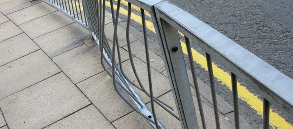 Погнутое ограждение - Sputnik Литва