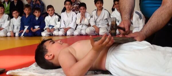 Что творит шестилетний мальчик с битым стеклом - Sputnik Литва