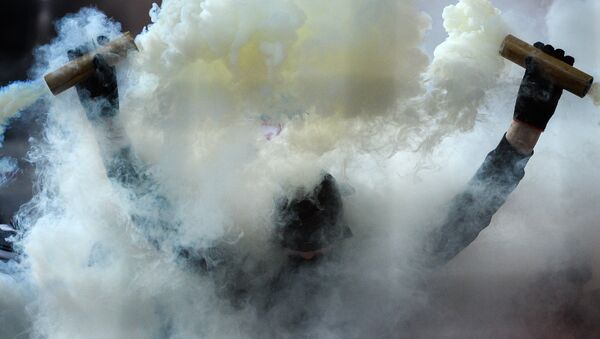 Человек с дымовыми шашками - Sputnik Литва
