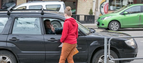 Стоянка Kiss and Ride возле школы - Sputnik Литва