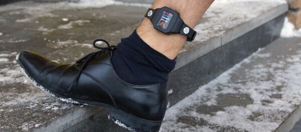 Производство и испытание электронных браслетов для осужденных - Sputnik Литва