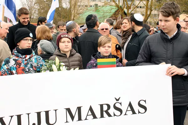 Марш живых возглавляли школьники еврейской гимназии Вильнюса Марш живых возглавляли школьники еврейской гимназии Вильнюса - Sputnik Lietuva