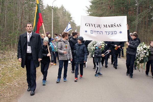 Колона Марша живых на дороге от железнодорожной станции к Панеряйскому лесу - Sputnik Литва