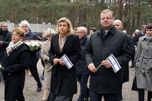 Премьер-министр Литвы Саулюс Сквернялис в колоне Марша живых - Sputnik Литва