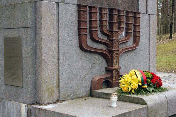 Менора у основания монумента жерт Холокоста в Панеряйском лесу - Sputnik Литва