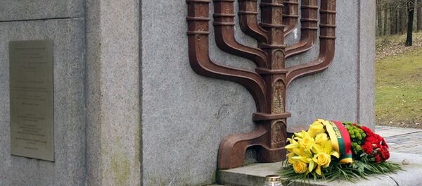 Менора у основания монумента жерт Холокоста в Панеряйском лесу Менора у основания монумента жерт Холокоста в Панеряйском лесу - Sputnik Lietuva