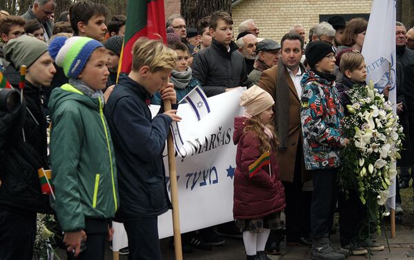 Школьники и участники Марша живых на траурном митинге - Sputnik Литва