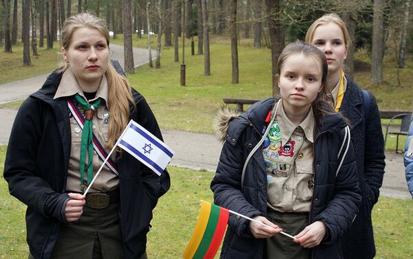 Девушки-гимназистки с флажками Литвы и Израиля - Sputnik Литва