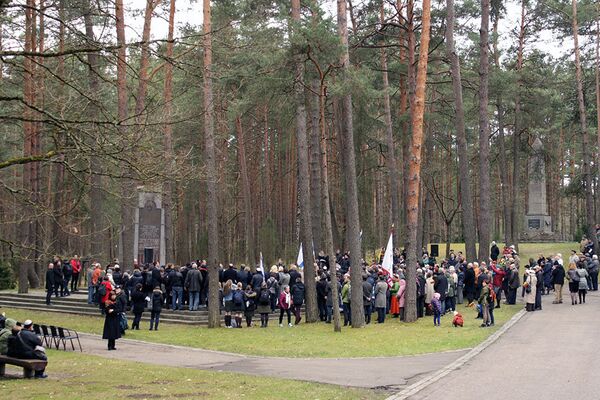 Траурный митинг у мемориала жертвам Холокоста в Панеряйском лесу Траурный митинг у мемориала жертвам Холокоста в Панеряйском лесу - Sputnik Литва