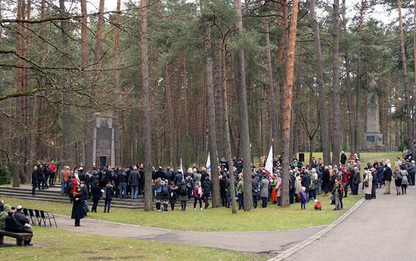 Траурный митинг у мемориала жертвам Холокоста в Панеряйском лесу - Sputnik Литва