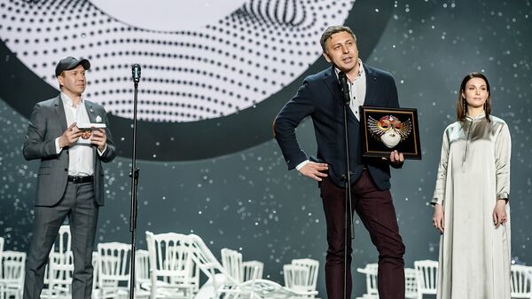Марюс Ивашкявичюс получает первую в истории фестиваля премию Золотая маска за лучшую работу драматурга Марюс Ивашкявичюс получает первую в истории фестиваля премию Золотая маска за лучшую работу драматурга - Sputnik Lietuva
