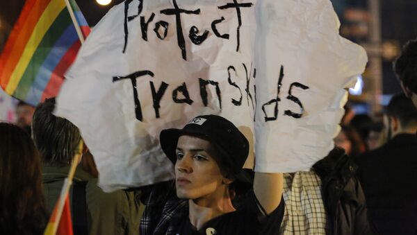 Трансексуал на митинге - Sputnik Lietuva