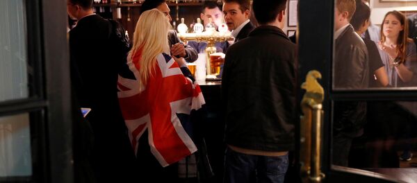 Женщина с флагом Великобритании - Sputnik Литва