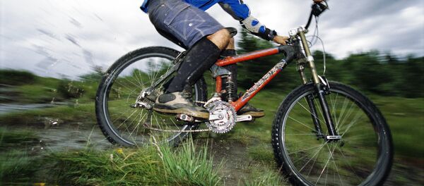 Мужчина на горном велосипеде Мужчина на горном велосипеде - Sputnik Lietuva