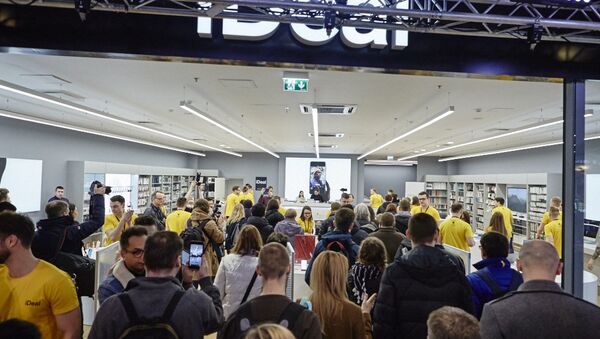Толпа на открытие фирменного магазина Apple в Вильнюсе - Sputnik Литва