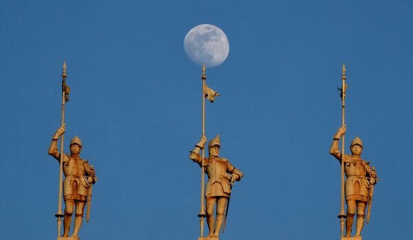 Луна над статуями на вершине отеля Hotel de Ville в Париже - Sputnik Литва
