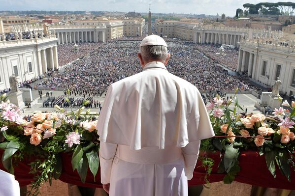 Папа Франциск обращается к пастве с балкона, выходящего на площадь Святого Петра в Ватикане - Sputnik Lietuva