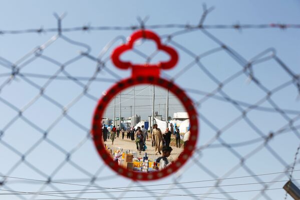 Беженцы из Мосула в зеркале в лагере Хейзер - Sputnik Литва