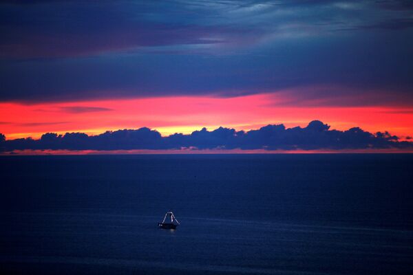 Лодка на фоне заката в море Форталезы, Бразилия - Sputnik Литва