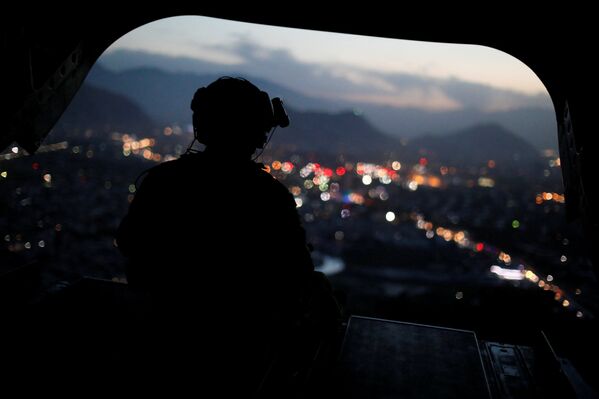Военнослужащий в вертолете армии США покидает штаб в Кабуле - Sputnik Lietuva