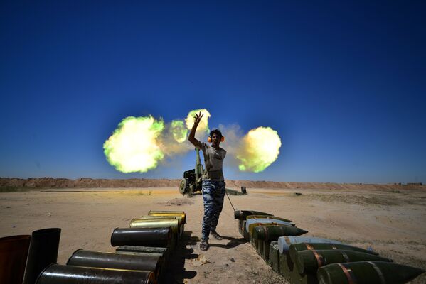 Иракские военизированные формирования стреляют в сторону боевиков Исламского Государства во время битвы на окраине древнего города Хатра - Sputnik Lietuva