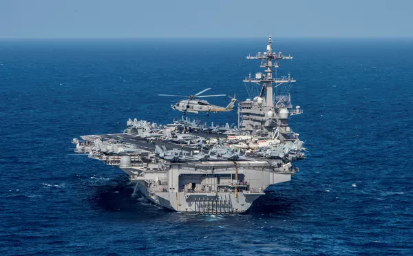 Вертолет морской пехоты США Морской Орел во время учений у самолета-носителя USS Carl Vinson Вертолет морской пехоты США Морской Орел во время учений у самолета-носителя USS Carl Vinson - Sputnik Lietuva