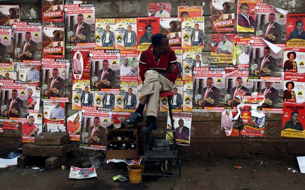 Мужчина ждет своей очереди проголосовать, Найроби - Sputnik Lietuva
