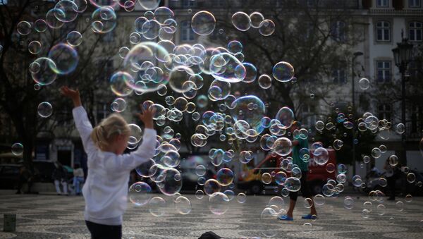 Уличный художник выступает с мыльными пузырями на площади - Sputnik Литва