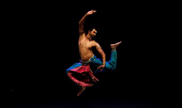 Танцор выступает на шоу Jiya в Международный день танца в Музее Востока в Лиссабоне - Sputnik Lietuva