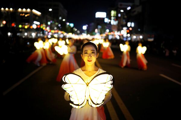Буддийские верующие на Лунном параде фонарей в честь предстоящего дня рождения Будды, Сеул, Южная Корея - Sputnik Литва