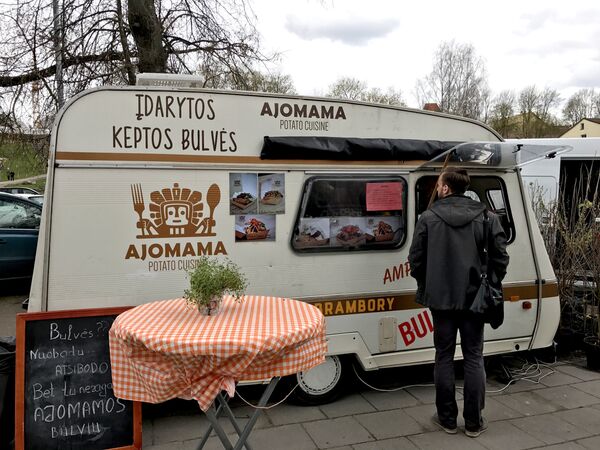 На рынке можно не только купить продукты, но и вкусно перекусить едой из фуд-траков - Sputnik Литва