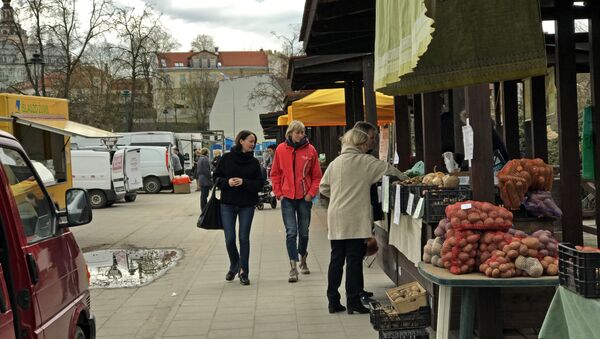 Покупатели и продавцы на рынке экологических товаров втречаются каждый четверг - Sputnik Литва