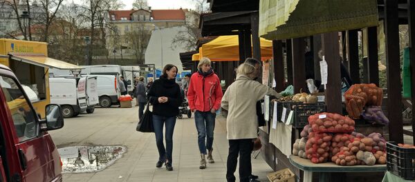 Покупатели и продавцы на рынке экологических товаров втречаются каждый четверг - Sputnik Литва