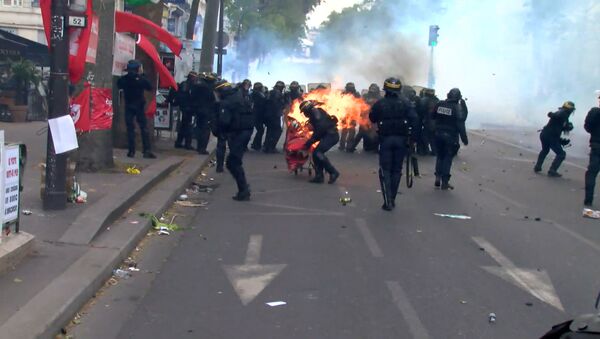 Cтолкновения протестующих с полицией 1 мая в Париже - Sputnik Литва