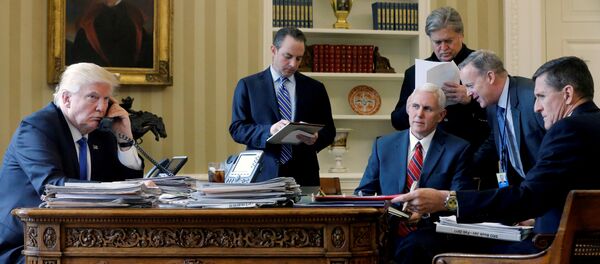 Дональд Трамп беседует с Владимиром Путиным по телефону в Овальном кабинете - Sputnik Литва