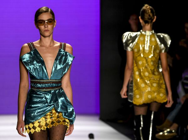 Платья испанского дизайнера Кусто Барселоны во время Недели моды в Боготе - Sputnik Литва